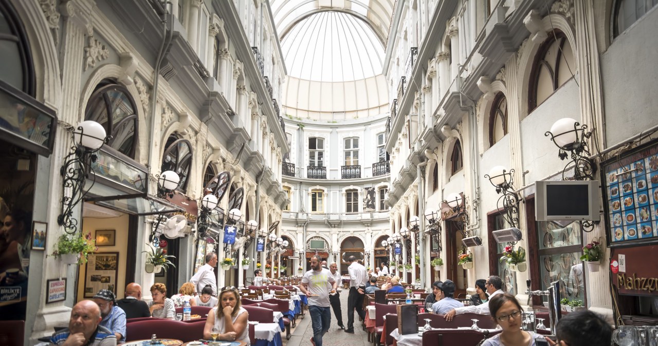 Zwiedzanie Stambułu w łagodnej temperaturze to zupełnie inne doświadczenie niż w 35-stopniowym upale. /123RF/PICSEL