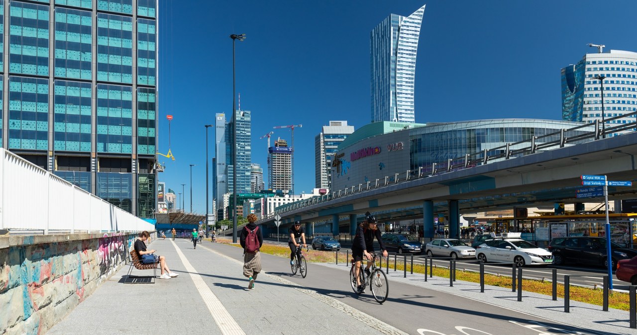 Zwiedzanie Warszawy rowerem to doskonały sposób na aktywne spędzenie majówki /East News