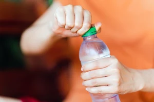 Zwiększa ryzyko zawału i udaru mózgu. Są sposoby, by pozbyć się mikroplastiku z organizmu
