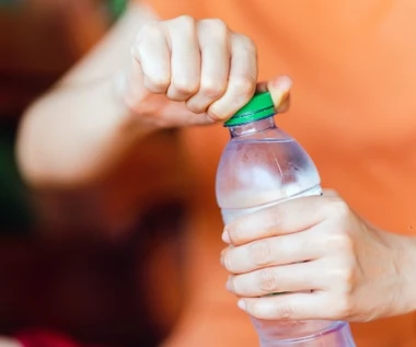 Zwiększa ryzyko zawału i udaru mózgu. Są sposoby, by pozbyć się mikroplastiku z organizmu