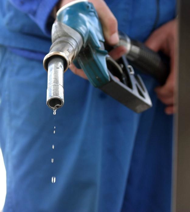 Zwiększa się różnica w cenie między olejem napędowym a popularną benzyną 95 /AFP