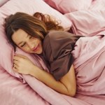 Zwiększa wydzielanie melatoniny, koi nerwy. Jak działają i na co mogą pomóc kołdra i pluszaki obciążeniowe?