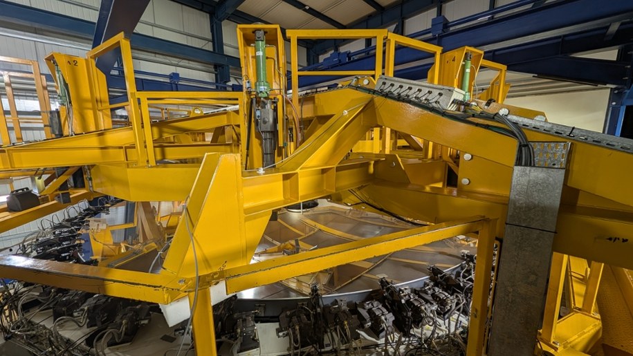 Zwierciadło jeszcze przed zdjęciem ze stelaża /Fot. Grzegorz Jasiński /RMF FM