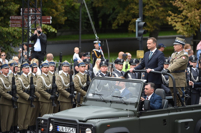 Zwierzchnik Sił Zbrojnych, prezydent Andrzej Duda (2P) w asyście szefa Sztabu Generalnego gen. Mieczysława Gocuła /Radek Pietruszka /PAP
