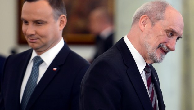 Zwierzchnik sił zbrojnych, prezydent Andrzej Duda (L) i minister obrony narodowej Antoni Macierewicz (P) /Jakub Kamiński   /PAP