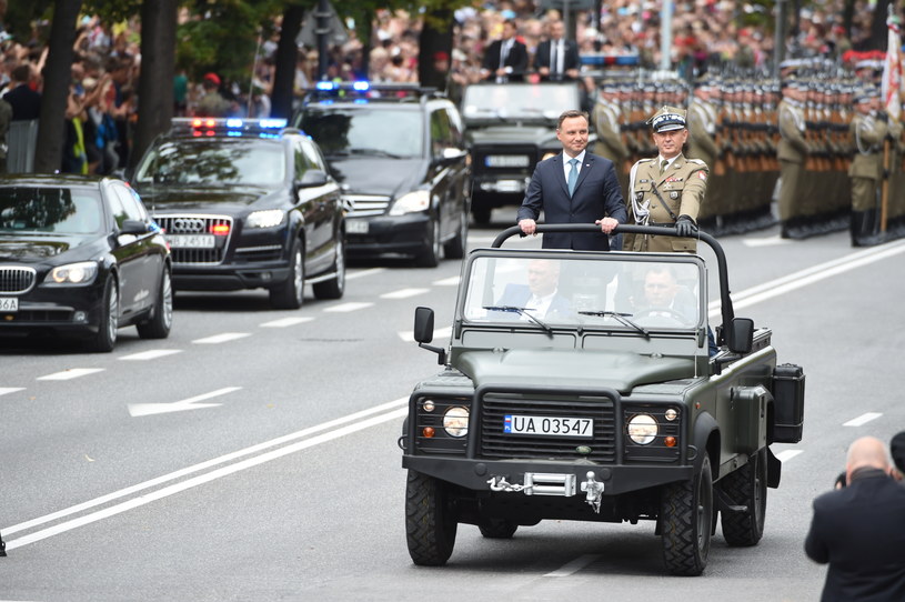 Zwierzchnik Sił Zbrojnych, prezydent Andrzej Duda (L) w asyście szefa Sztabu Generalnego gen. Mieczysława Gocuła /Radek Pietruszka /PAP