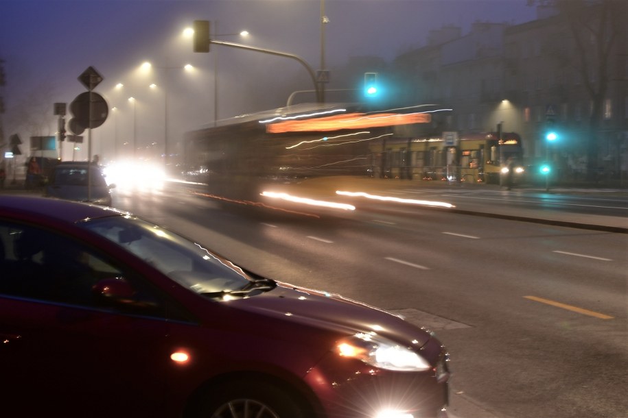 Zwłaszcza jesienią, gdy pogarsza się widoczność, światła pojazdu nabierają szczególnego znaczenia. /RMF FM