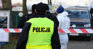 Zwłoki matki i dwóch noworodków w domu. Dwie osoby z zarzutami