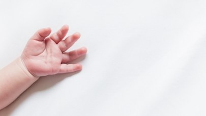 Zwłoki noworodka w koszu