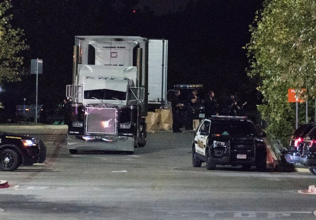 Zwłoki ośmiu osób znaleziono w naczepie zaparkowanej przed hipermarketem ciężarówki. /DARREN ABATE /PAP/EPA