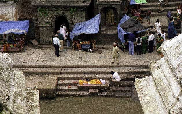 Zwłoki przygotowane do kremacji leżą na brzegu Gangesu /INTERIA.PL/materiały prasowe
