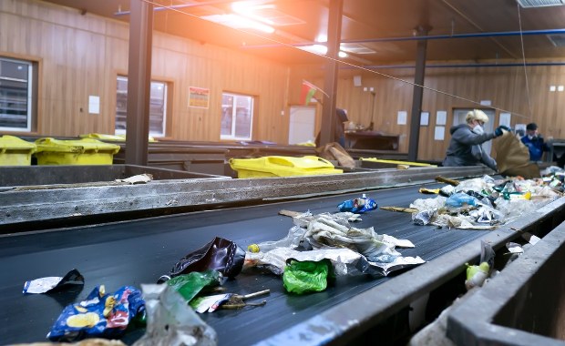 Zwłoki w sortowni. Prokuratura wszczęła śledztwo ws. zabójstwa