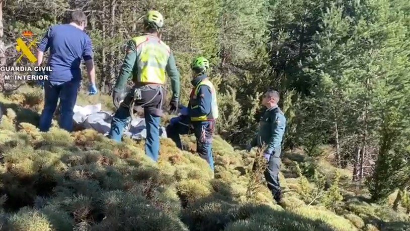 Zwłoki znaleziono w niedostępnym terenie w górach. Szkielet celował pistoletem w głowę /La Guardia Civil /