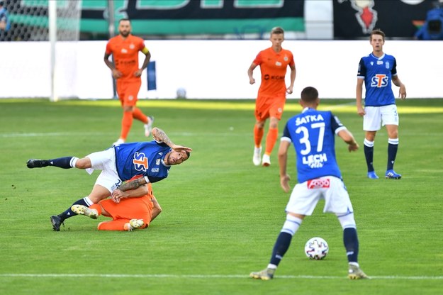 Zwodnik Lecha Poznań Pedro Tiba (L) podczas meczu 1. kolejki nowego sezonu piłkarskiej Ekstraklasy z KGHM Zagłębiem Lubin / 	Maciej Kulczyński    /PAP