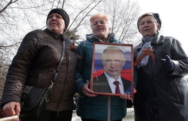 Zwolennicy aneksji Krymu manifestowali wczoraj swoje poparcie dla Władimira Putina i Rosji /ARTUR SHVARTS /PAP/EPA