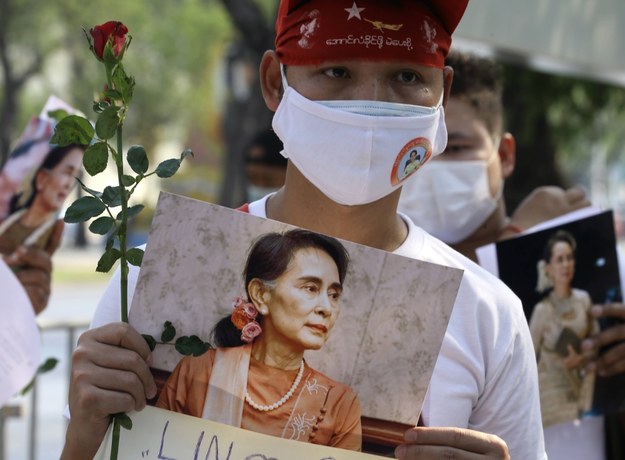 Zwolennicy Aung San Suu Kyi z jej portretami /NARONG SANGNAK    /PAP/EPA