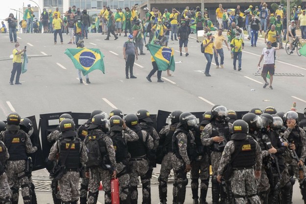 Zwolennicy Bolsonaro szturmują budynki rządowe w styczniu 2023 roku /AA/ABACA/Abaca/East News /East News