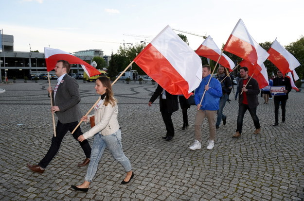 Zwolennicy Bronisława Komorowskiego przed debatą /PAP/Radek Pietruszka    /PAP