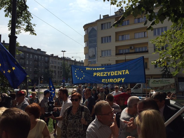 Zwolennicy Donalda Tuska przed budynkiem prokuratury /Michał Dukaczewski /RMF FM