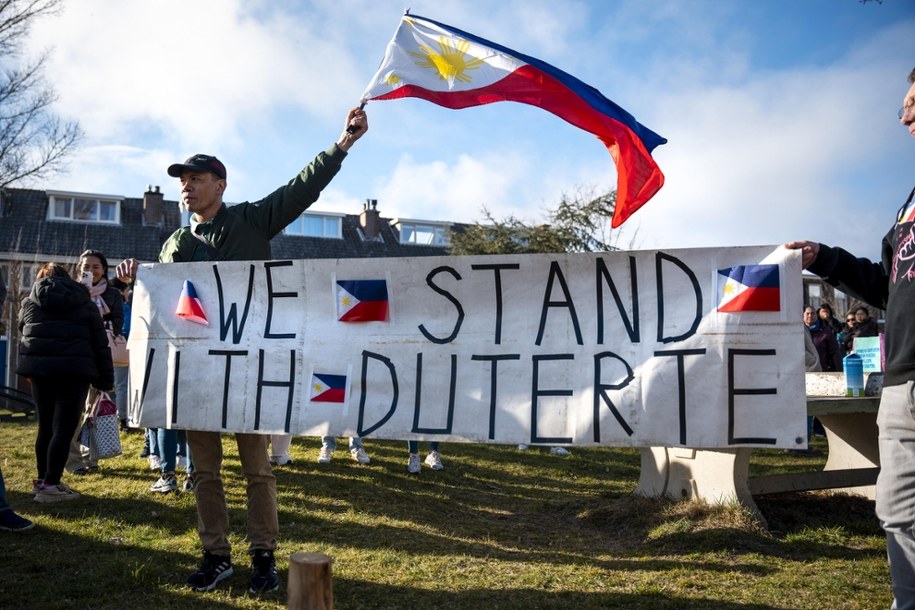 Zwolennicy Duterte zebrani pod więzieniem w Hadze, do którego ma trafić polityk /LINA SELG /PAP/EPA