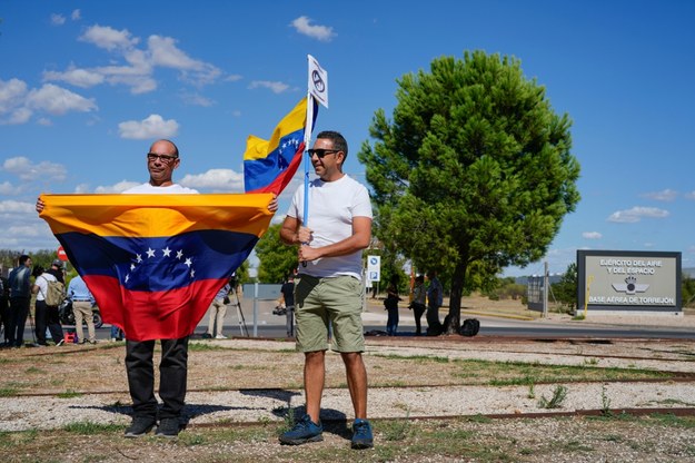 Zwolennicy Edmundo Gonzaleza Urrutii czekają na jego przylot przed bazą Torrejon de Ardoz pod Madrytem /Borja Sanchez-Trillo /PAP/EPA