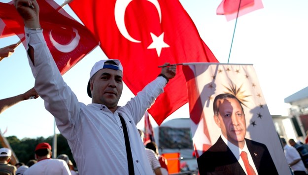 Zwolennicy Erdogana podczas rocznicy puczu /ERDEM SAHIN /PAP/EPA