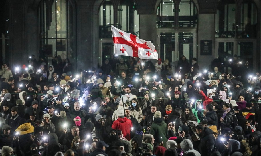 Zwolennicy gruzińskiej opozycji podczas demonstracji w Tbilisi /David Mdzinarishvili  /PAP/EPA