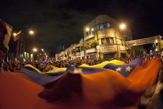 Zwolennicy Hugo Chaveza zgromadzili się na placu w Caracas /BORIS VERGARA /PAP/EPA