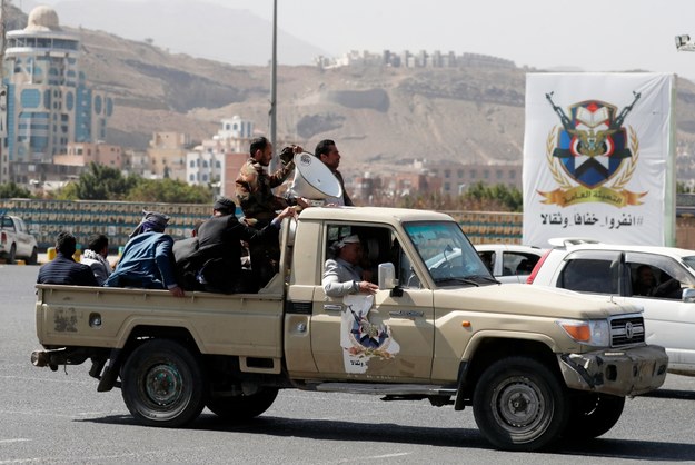 Zwolennicy Huti podróżujący ulicą w Sanie w Jemenie /YAHYA ARHAB /PAP/EPA