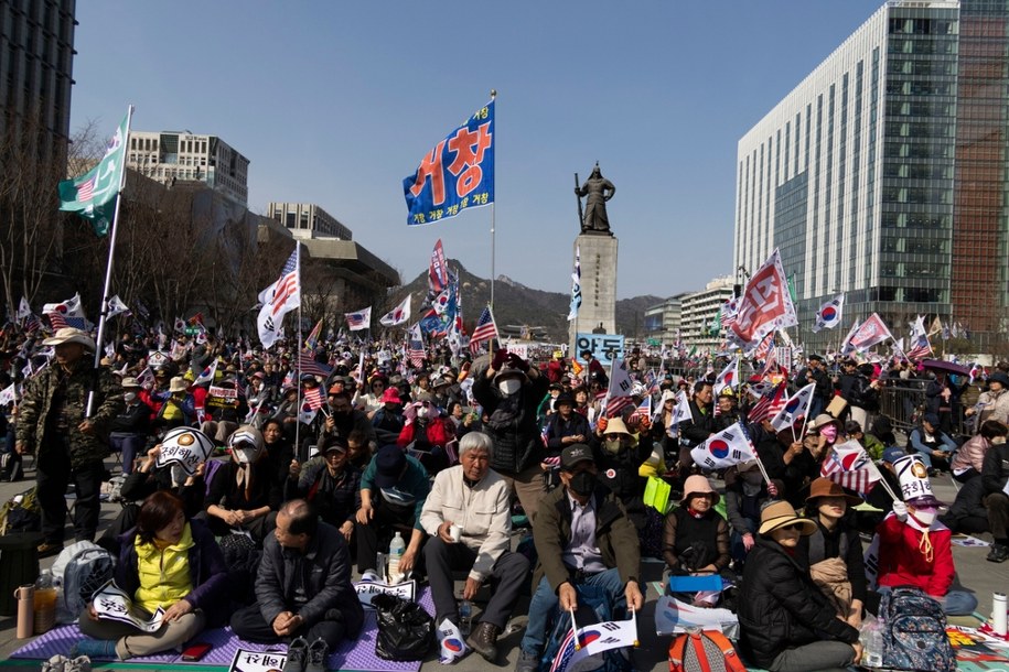 Zwolennicy i przeciwnicy Jun Suk Jeola spotkali się na ulicach Seulu /JEON HEON-KYUN /PAP/EPA