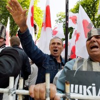 Zwolennicy Julii Tymoszenko protestujący przed sądem okręgowym w Kijowie