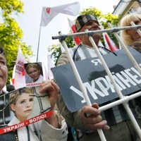 Zwolennicy Julii Tymoszenko protestujący przed sądem okręgowym w Kijowie
