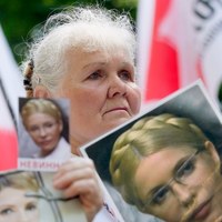 Zwolennicy Julii Tymoszenko protestujący przed sądem okręgowym w Kijowie