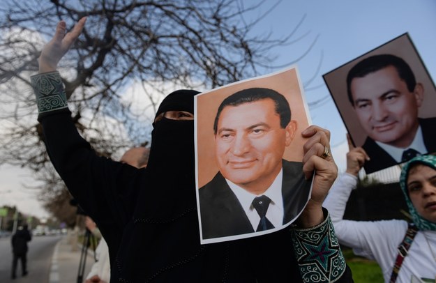 Zwolennicy Mubaraka przed szpitalem /PAP/EPA/MOHAMED HOSSAM /PAP/EPA