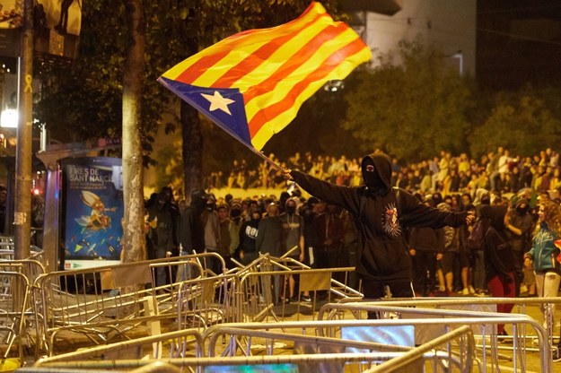 Zwolennicy niepodległości Katalonii podczas nocnych zamieszek w Gironie /David Borrat /PAP/EPA