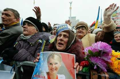 Zwolennicy opozycji z portretem uwięzionej Julii Tymoszenko /PAP/EPA/SERGEY DOLZHENKO /PAP/EPA