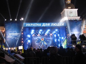 Zwolennicy pani premier zebrali sie na Placu Sofijskim,  popierający Janukowycza są kilkaset metrów dalej - na Placu Michajłowskim. //RMF FM