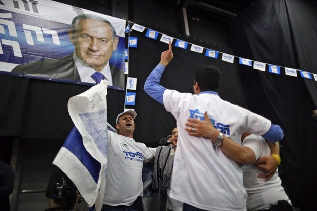 Zwolennicy partii Likud Benjamina Netanjahu /ABIR SULTAN /PAP/EPA