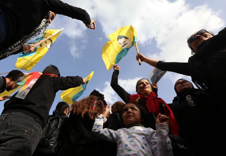 Zwolennicy partii PKK trzymają flagi z podobizną lidera organizacji Abdullaha Ocalana /SAFIN HAMED / AFP /AFP