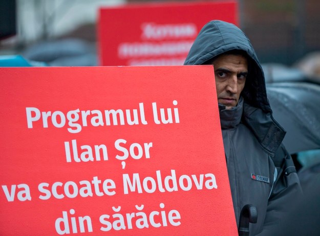 Zwolennicy partii politycznej Shore protestują przed budynkiem parlamentu w Kiszyniowie, Mołdawia /DUMITRU DORU /PAP