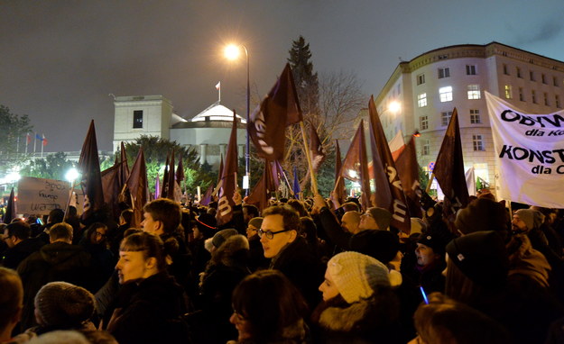 Zwolennicy partii Razem podczas protestu przed Sejmem /PAP/Marcin Obara /PAP