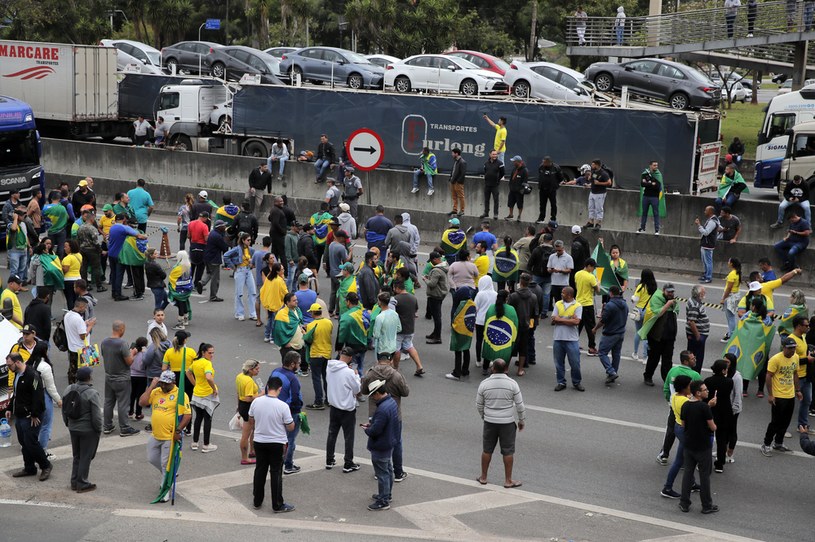 Zwolennicy prezydenta Jaira Bolsonaro blokują autostradę Castelo Branco, na obrzeżach Sao Paulo, Brazylia, 1 listopada 2022 r. /CAIO GUATELLI / AFP /AFP