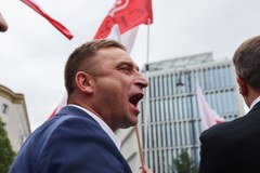 Zwolennicy prezydenta Nawrockiego gromadzą się przed Sejmem