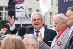 Zwolennicy prezydenta Nawrockiego gromadzą się przed Sejmem