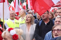 Zwolennicy prezydenta Nawrockiego gromadzą się przed Sejmem