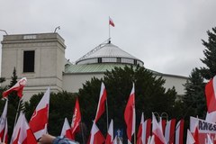 Zwolennicy prezydenta Nawrockiego gromadzą się przed Sejmem