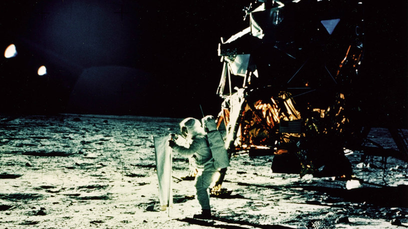 Zwolennicy teorii według której Amerykanie nie wylądowali na Księżycu przekonują, że przywiezione przez Amerykanów zdjęcia są "zbyt dobre" /East News