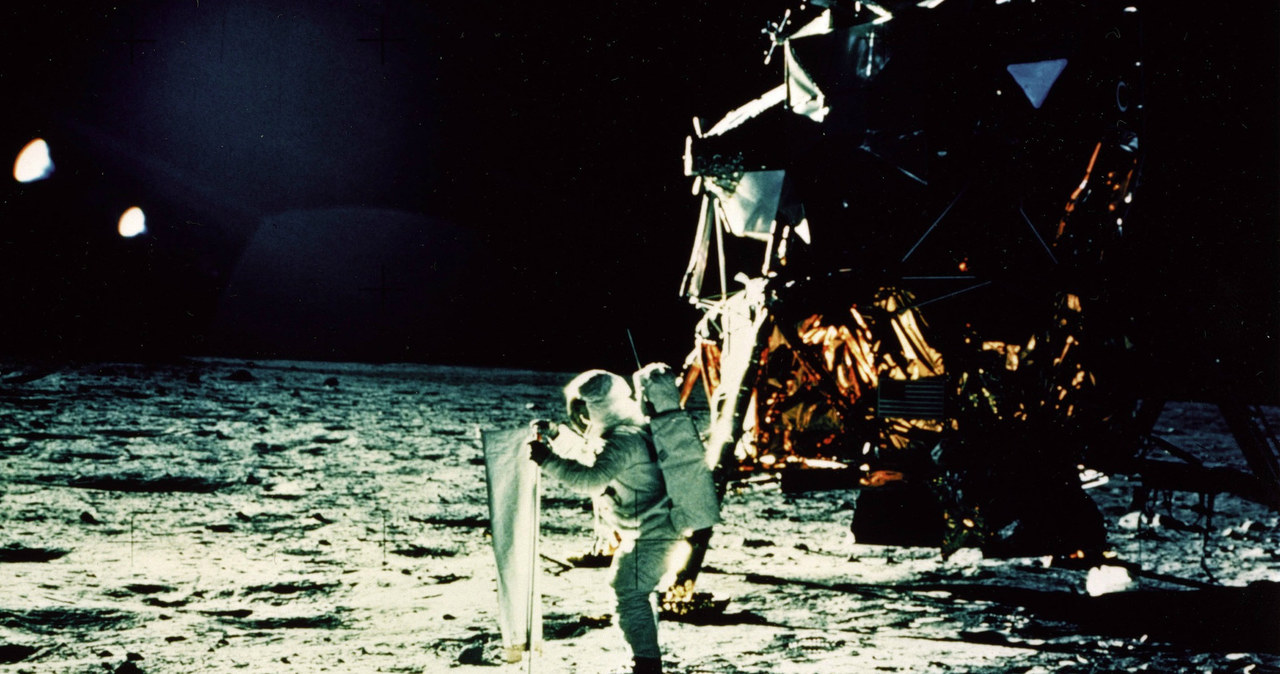 Zwolennicy teorii według której Amerykanie nie wylądowali na Księżycu przekonują, że przywiezione przez Amerykanów zdjęcia są "zbyt dobre" /East News
