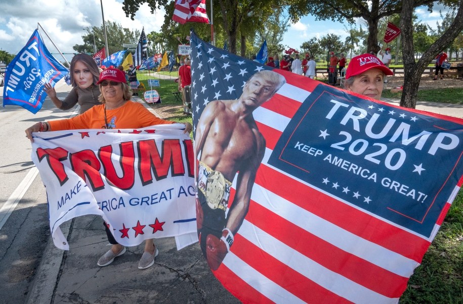 Zwolennicy Trumpa biorą udział w demonstracji w pobliżu miejsca zbiórki demonstracyjnej kandydata na wiceprezydenta Demokratów Sena /CRISTOBAL HERRERA-ULASHKEVICH /PAP/EPA