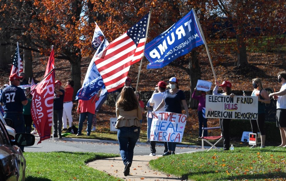 Zwolennicy Trumpa okazują mu wsparcie przy klubie golfowym, w którym prezydent gra /MIKE THEILER / POOL /PAP/EPA